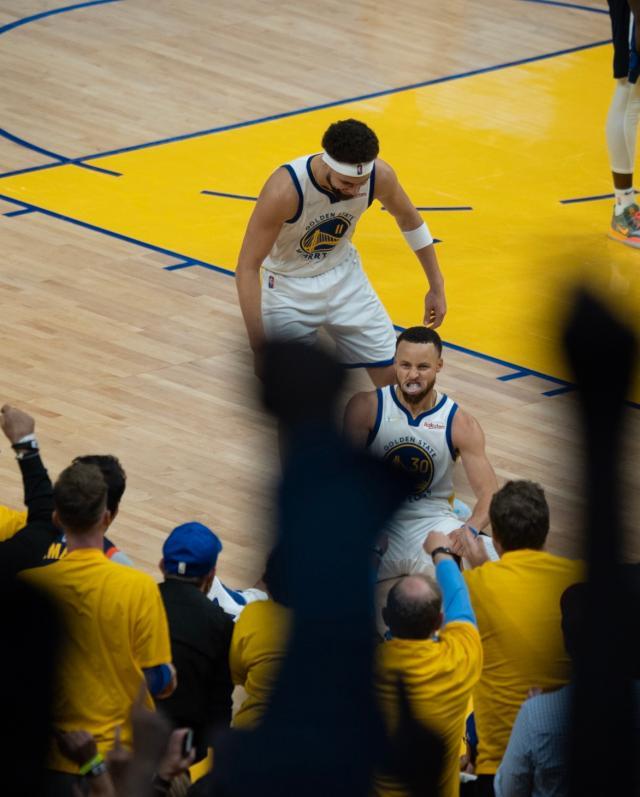 bwin-【现场】季后赛至今主场不败 大通中心织起金色纽带